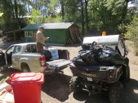 Guardaparques de Conaf y vecinos realizan limpieza en Yerbas Buenas