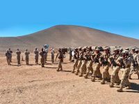 Soldados conscriptos del Ejército ven cine en el Desierto de Atacama