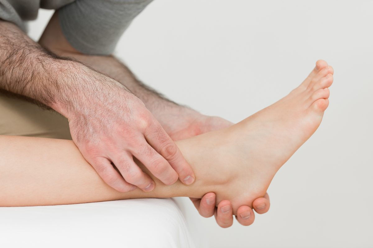 Diario Puerto Varas Physiotherapist working on the shin bone of a patient in a room