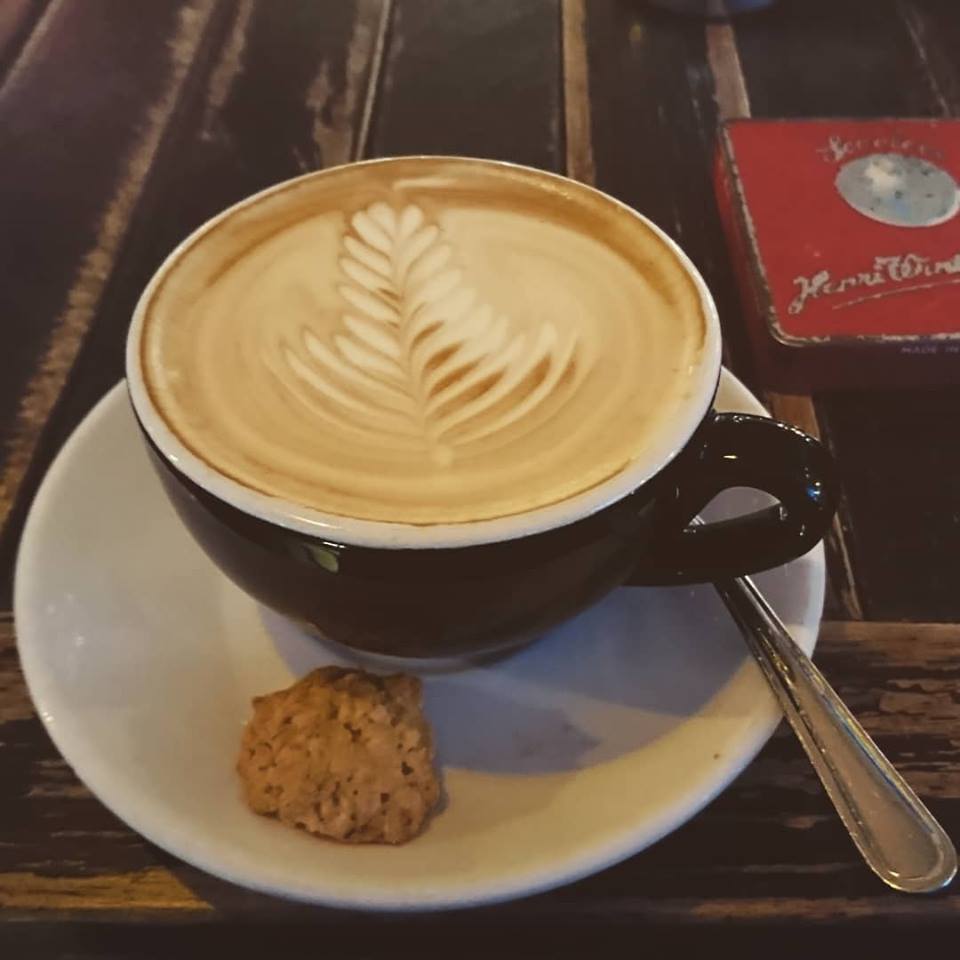 Latte Art Valeria Velázquez barista de Café El Barista Diario Puerto Varas