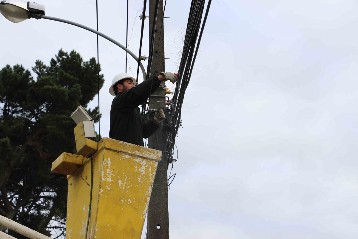 Diario Puerto Varas Municipalidad retira cables en desuso