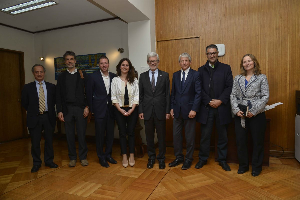 Oscar Cristi, Director General de Aguas Hernán Blanco, director Programático Avina Marcos Kulka, gerente general Fundación Chile Ulrike Broschek, líder Escenarios Hídricos y subgerente de Sustentabilidad FCH Juan Andrés Fontaine, Ministro de Obras Públicas Alejandro Jadresic, presidente Fundación Chile Diego Luna, representante Fundación Futuro Latinoamericano Mónica Ríos, asesora Ministro de Obras Públicas