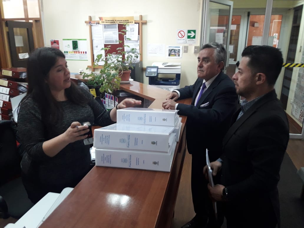 Alcalde de Puerto Varas Ramón Bahamonde y Asesor Urbanista Andrés Saldivia entregando el PRC de Puerto Varas al MINVU - Diario Puerto Varas