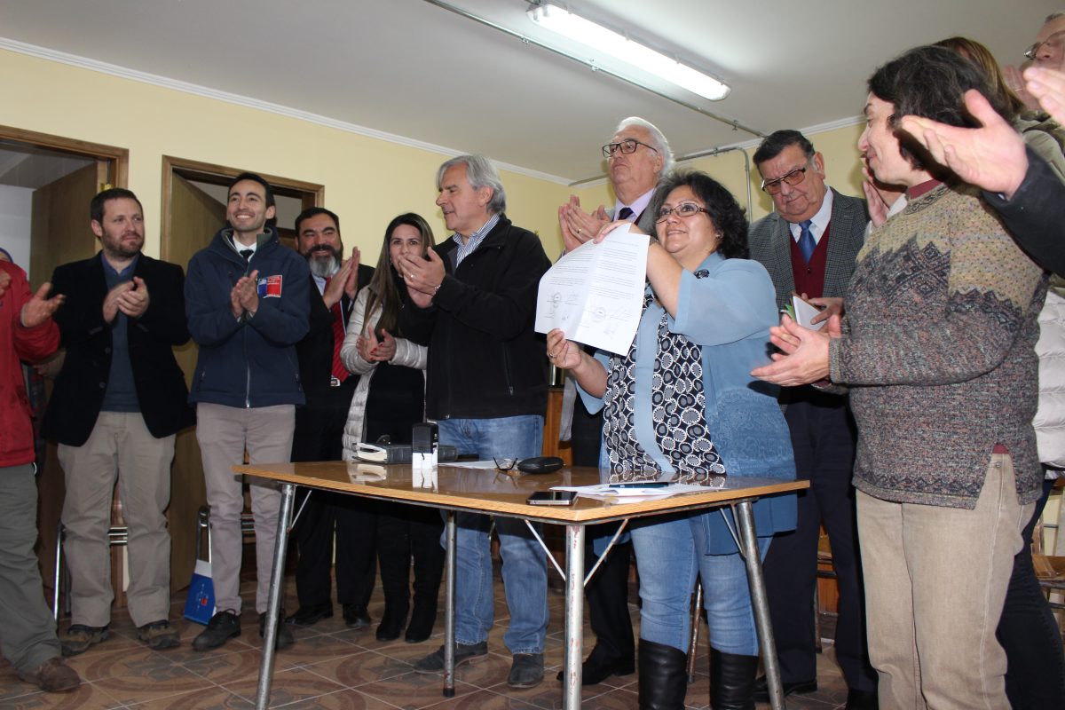 Colbún y Junta de Vecinos firman acuerdo para recuperar el nivel del lago Chapo - Diario Puerto Varas