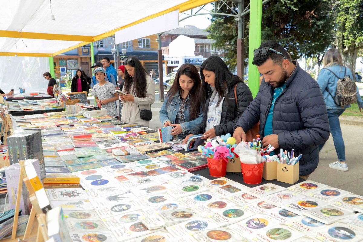 Feria del Libro en calle techada Santa Rosa - Diario Puerto Varas
