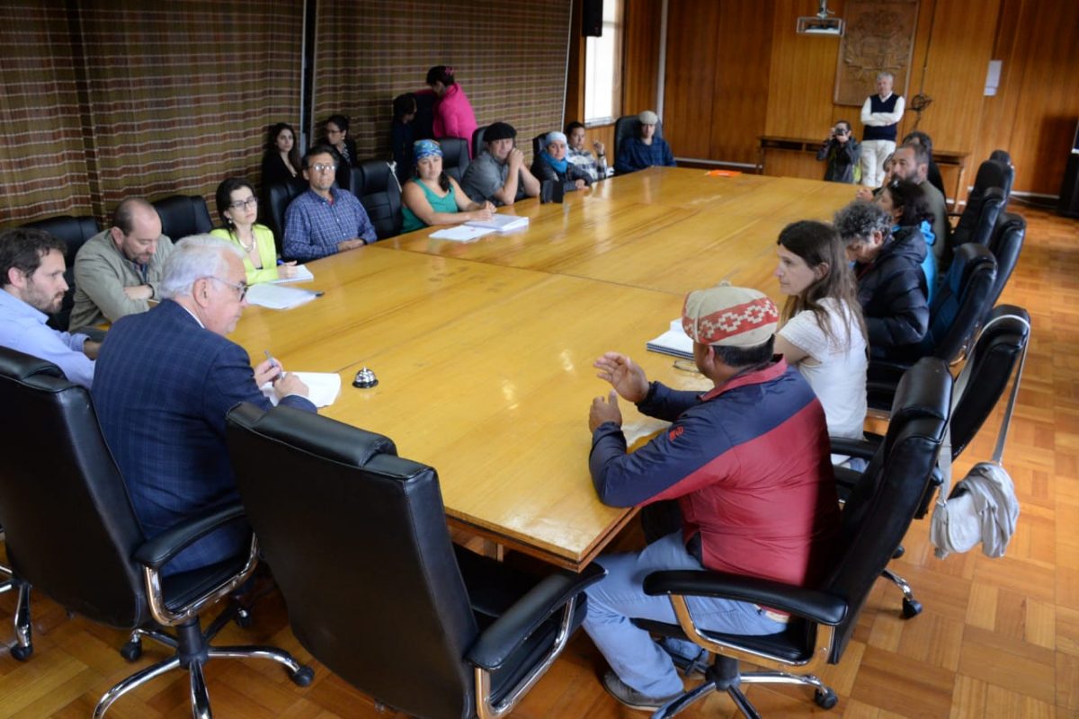 Intendente junto a los habitantes de Puelo - Diario Puerto Varas