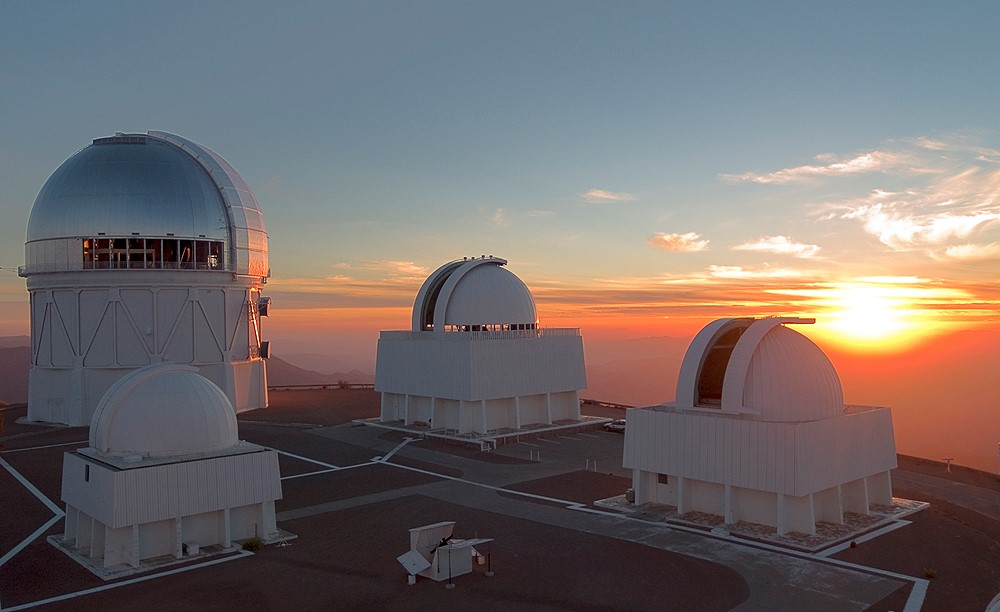 Las cúpulas de los telescopios en el Observatorio Interamericano de Cerro Tololo en Chile abren sus compuertas en preparación para una noche de observación, mientras se pone el sol. Crédito: T. Abbott y NOAO/AURA/NSF - Diario Puerto Varas