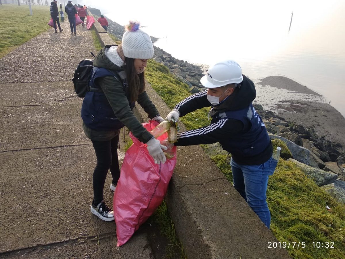 Jóvenes limpian costanera de Puerto Montt - Diario Puerto Varas