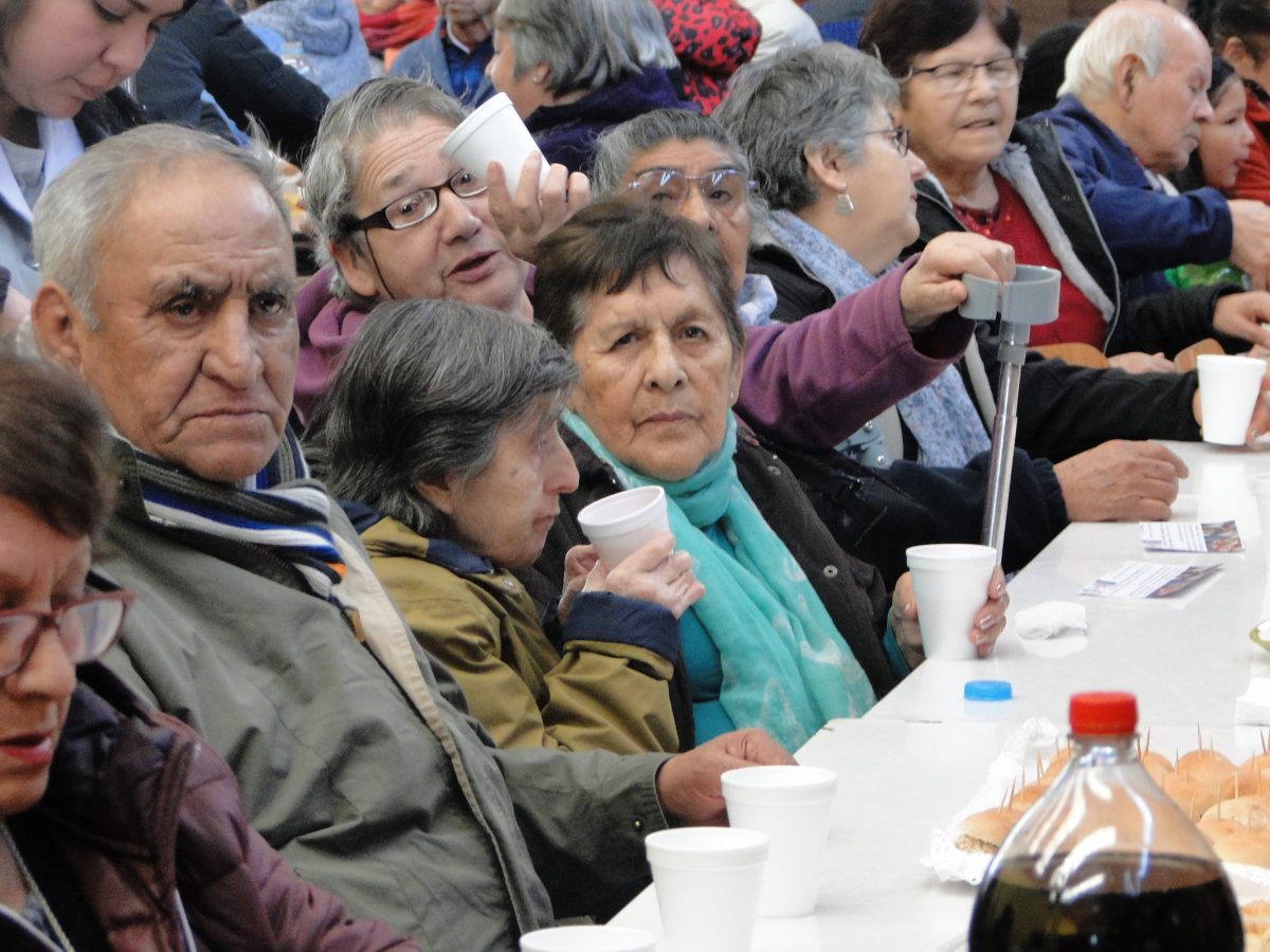 Adultos mayores “despidieron agosto” en Puerto Montt - Diario Puerto Varas