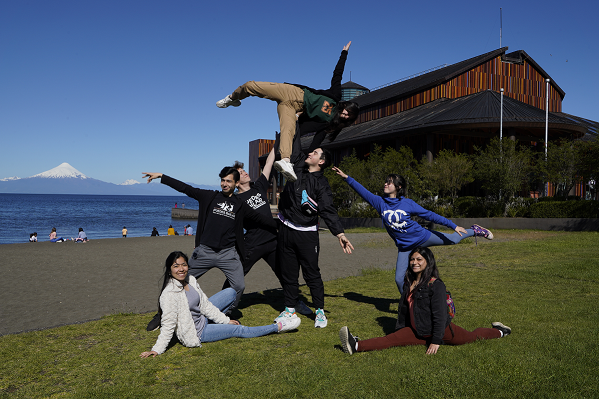 Estudiantes becados por Mustakis y Teatro del Lago viajaron a París - Diario Puerto Varas