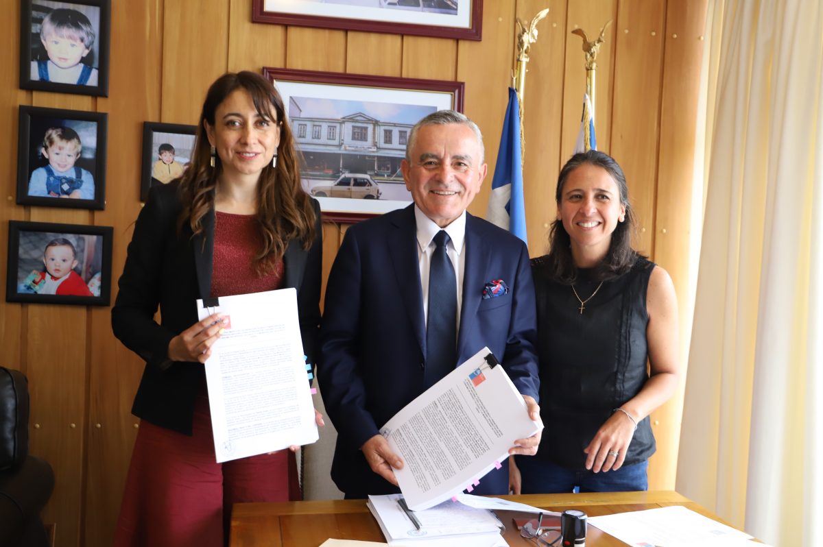 El alcalde Ramón Bahamonde y la directora regional de SENDA Los Lagos, Andrea Castillo, firmaron el convenio por Plan Nacional Elige Vivir sin Drogas de SENDA - Diario Puerto Varas