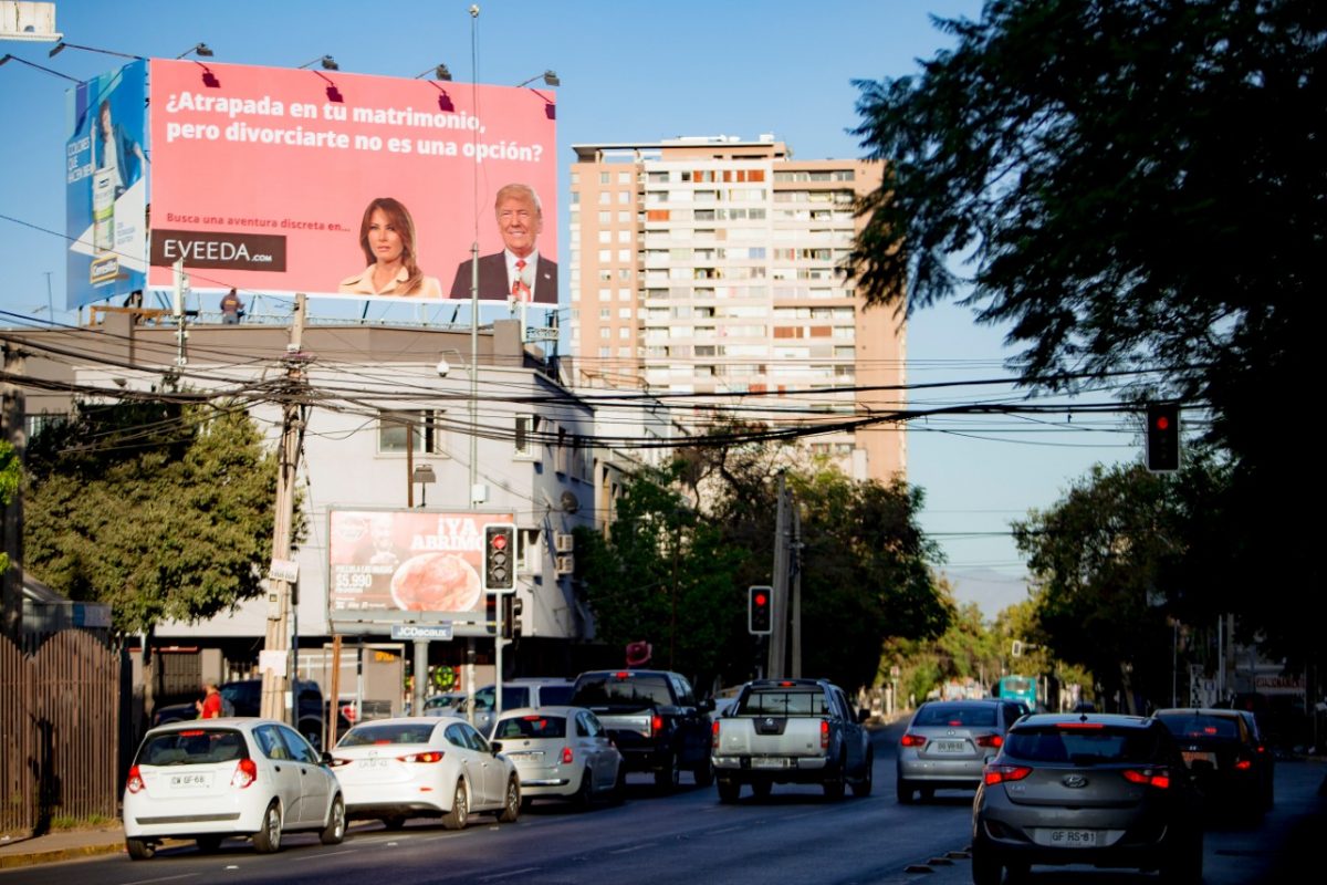 Polémica valla publicitaria en centro de Santiago usa imagen de Trump y Melania para invitar a las mujeres a ser infieles - Diario Puerto Varas