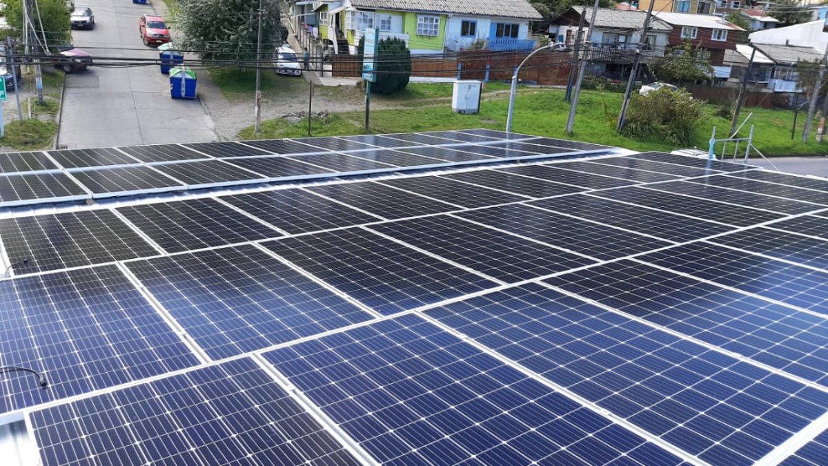 Pescadores de Caleta de Anahuac instalan paneles solares para reducir consumo energético