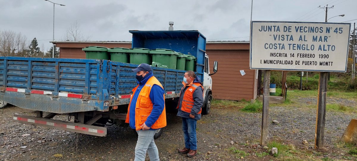 Junta de Vecinos de Costa Tenglo Alto recibe 18 contenedores de basura de 240 litros
