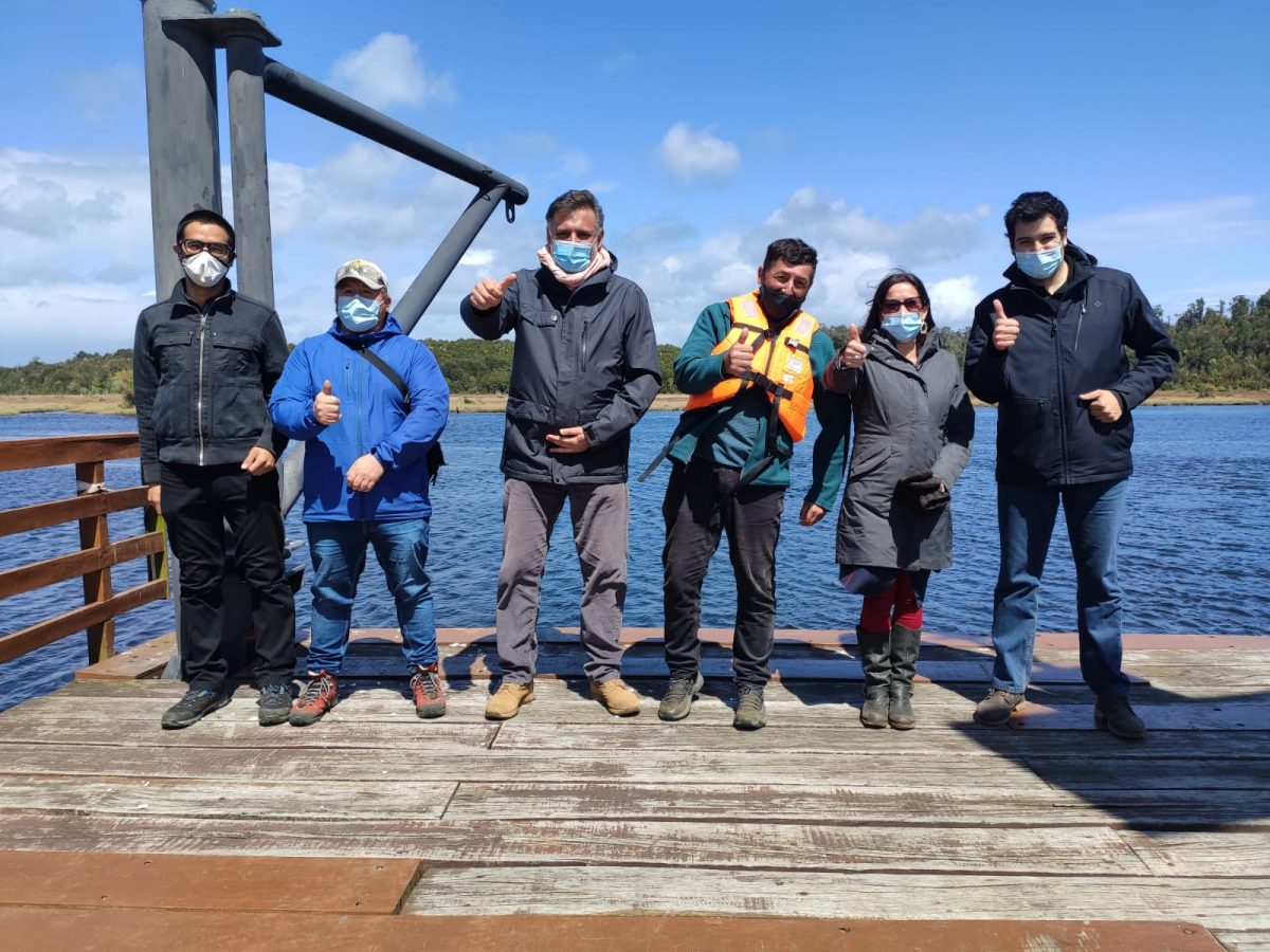 Subsecretario de turismo con pescadores