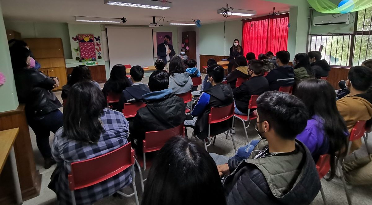 imagen cedida por Dirección de Educación Municipal - Estudiantes participan de conversatorio con constituyente