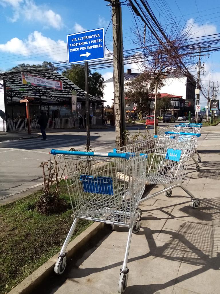 Municipalidad exige a supermercados retirar carros abandonados en la vía pública