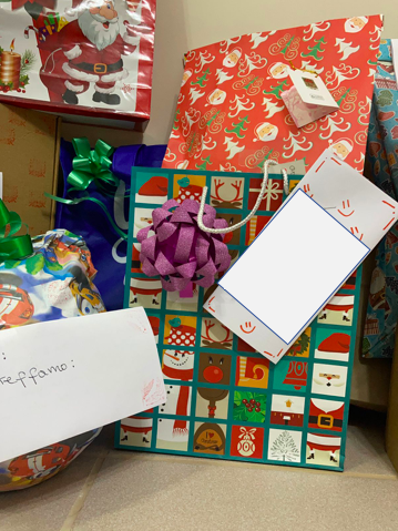 Niñas y niños de Abriendo Caminos reciben regalos de navidad