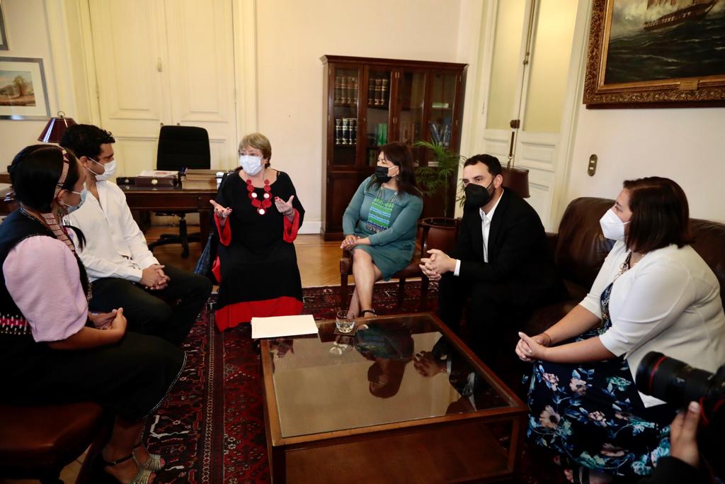 Ex Presidenta Bachelet se muestra contraria al parlamentarismo y pide reforzar paridad