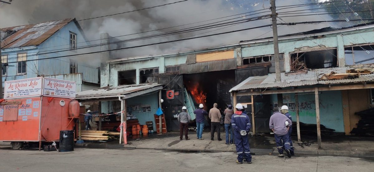 Locatarios se podrán instalar en avenida Los Héroes tras siniestro del Mercado Municipal de Calbuco