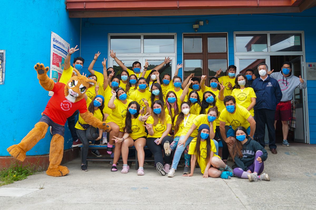 Universitarios efectúan trabajos voluntarios en escuela de Carelmapu