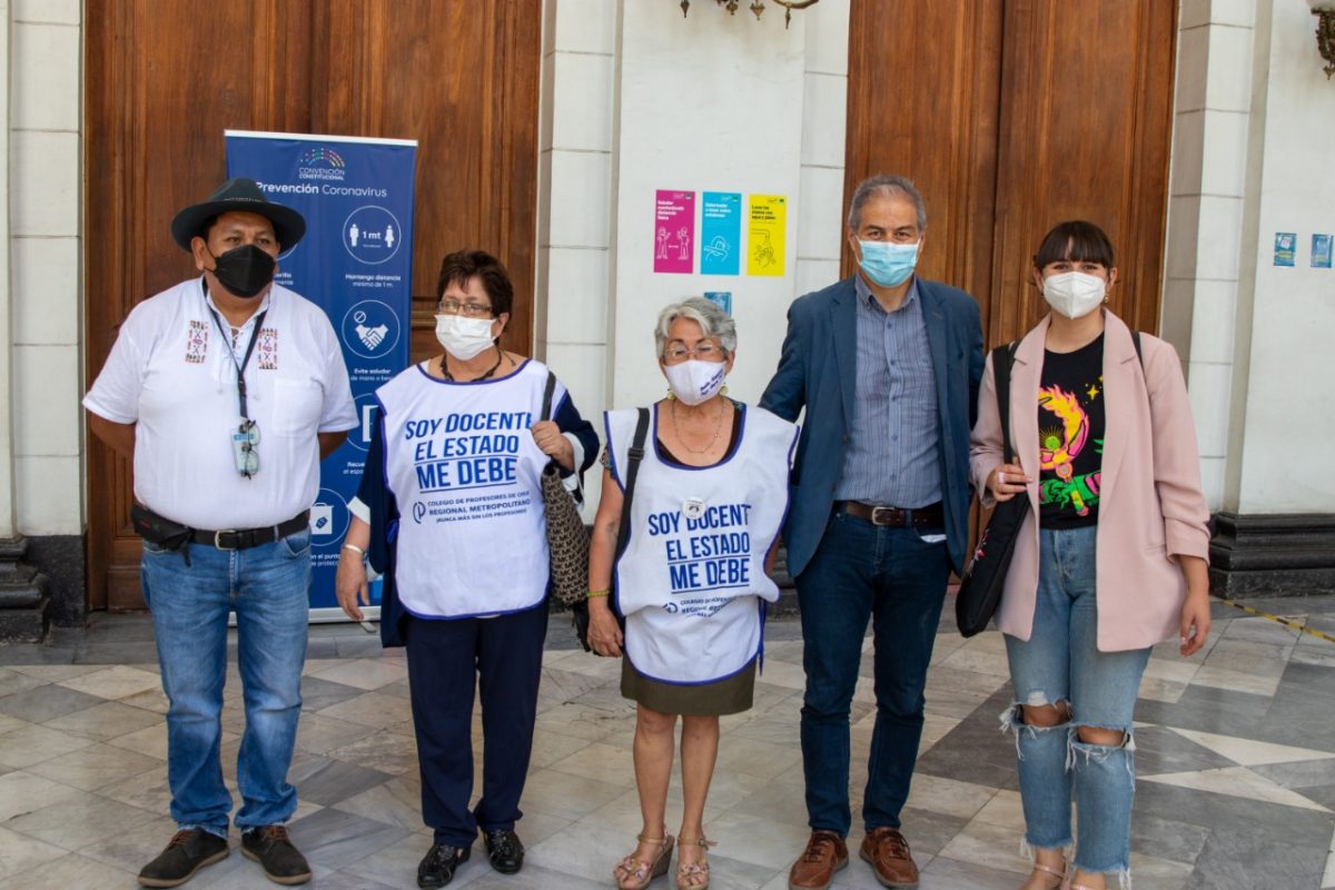 Convencionales ingresan iniciativa que fija plazos para pago de deuda histórica al profesorado