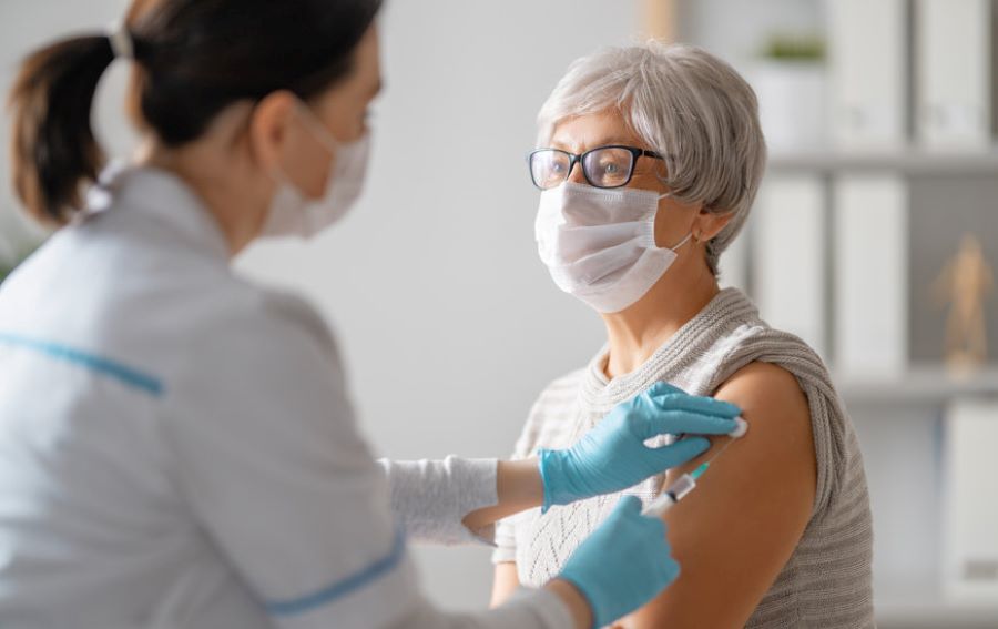 Ritmo de vacunación de cuarta dosis contra covid-19 disminuye en 56%
