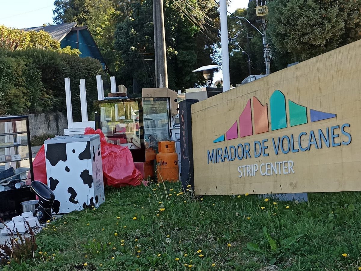 Dueños de cafetería sufren violento desalojo