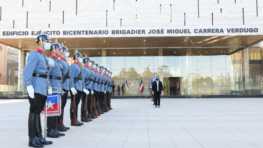 Ministra de Defensa realiza inspección a instalaciones del Ejército