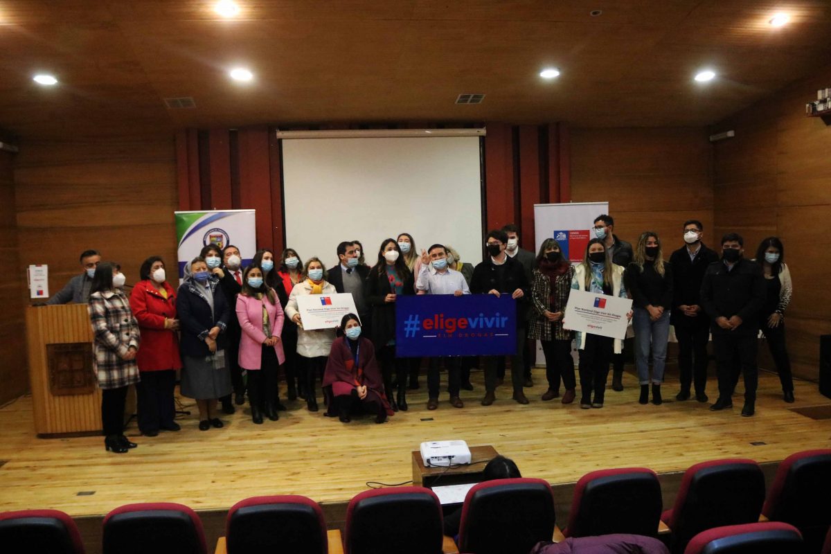 Colegios de Puerto Montt reciben placa de Elige Vivir Sin Drogas