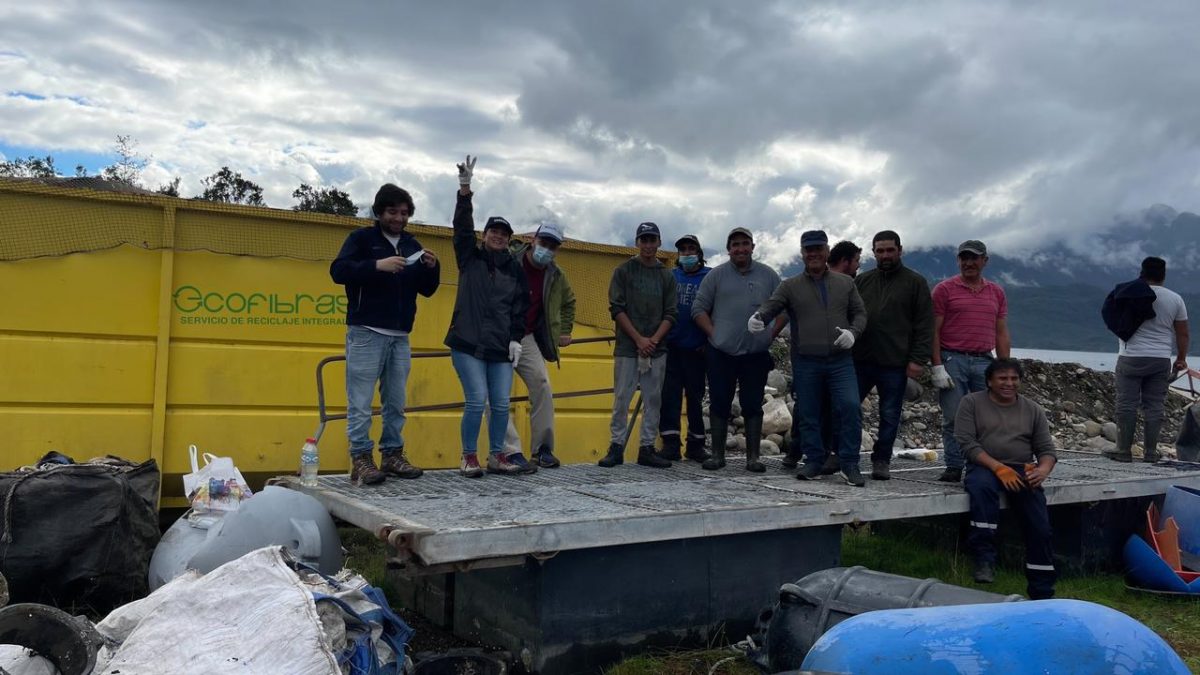 Mitilicultores de Cochamó retiran toneladas de desechos de playas