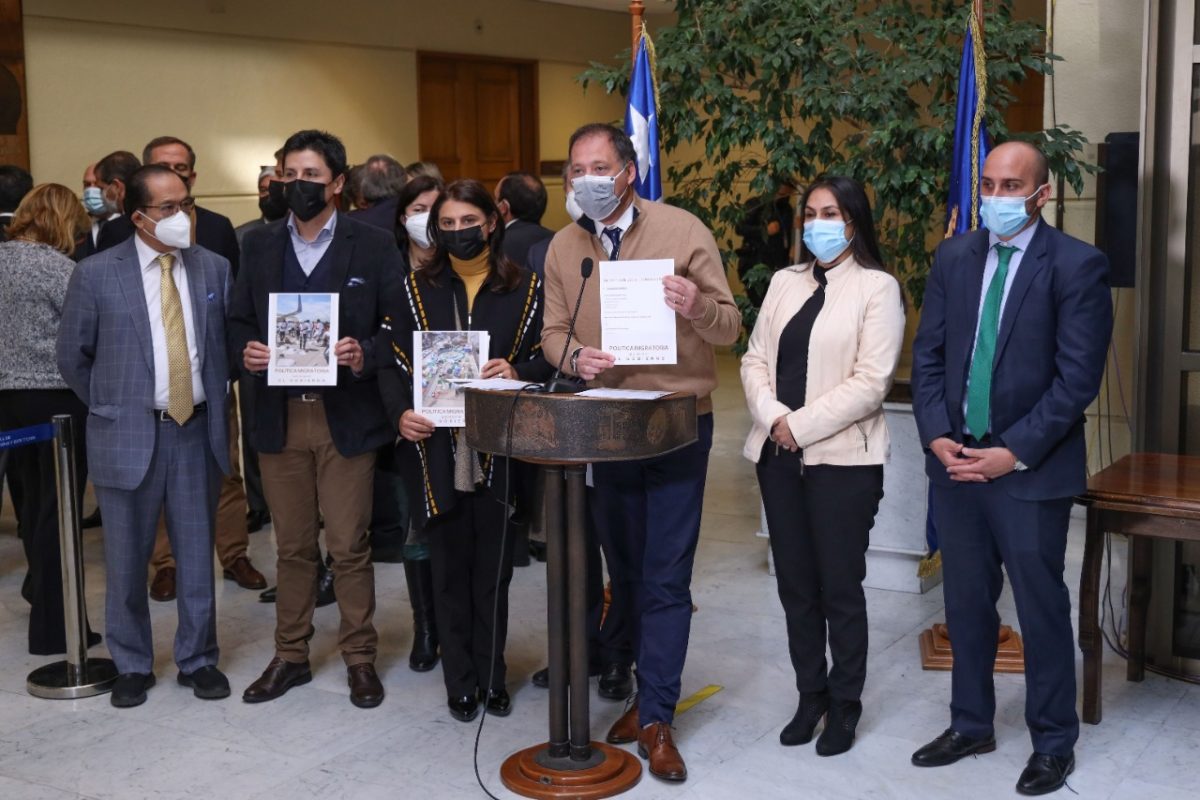 Diputados de oposición acusan perdonazo en nueva política migratoria de Boric