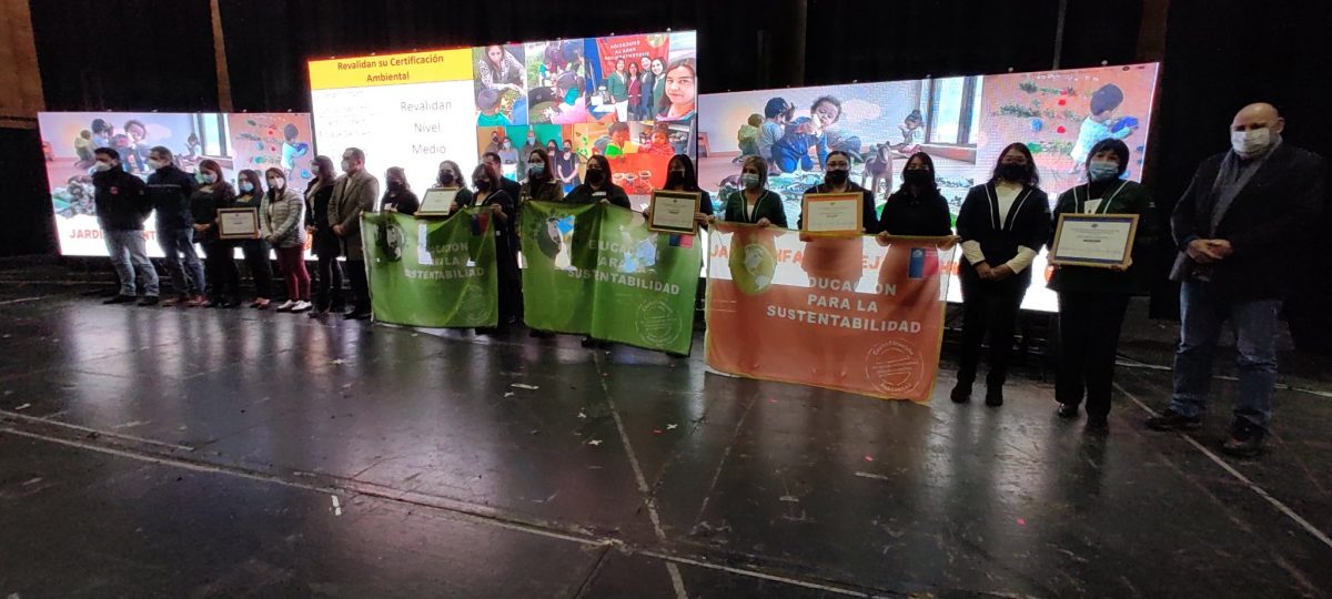 Municipio de Puerto Montt y 45 colegios reciben certificación ambiental