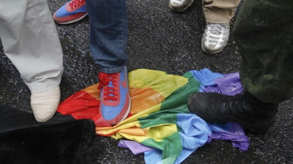 Condenan a cinco personas que atacaron a joven por su orientacion sexual