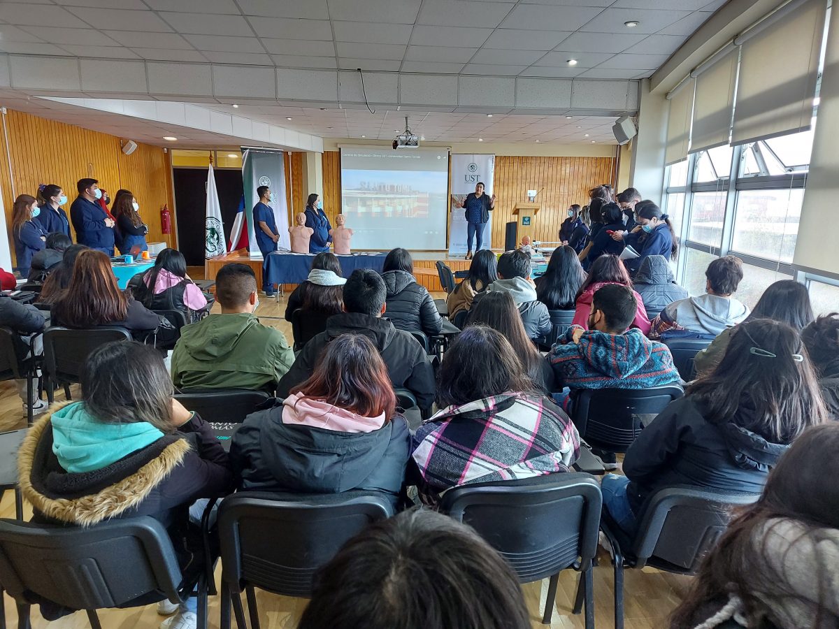 Alumnos de liceo de Quellón visitan sede Santo Tomás Puerto Montt