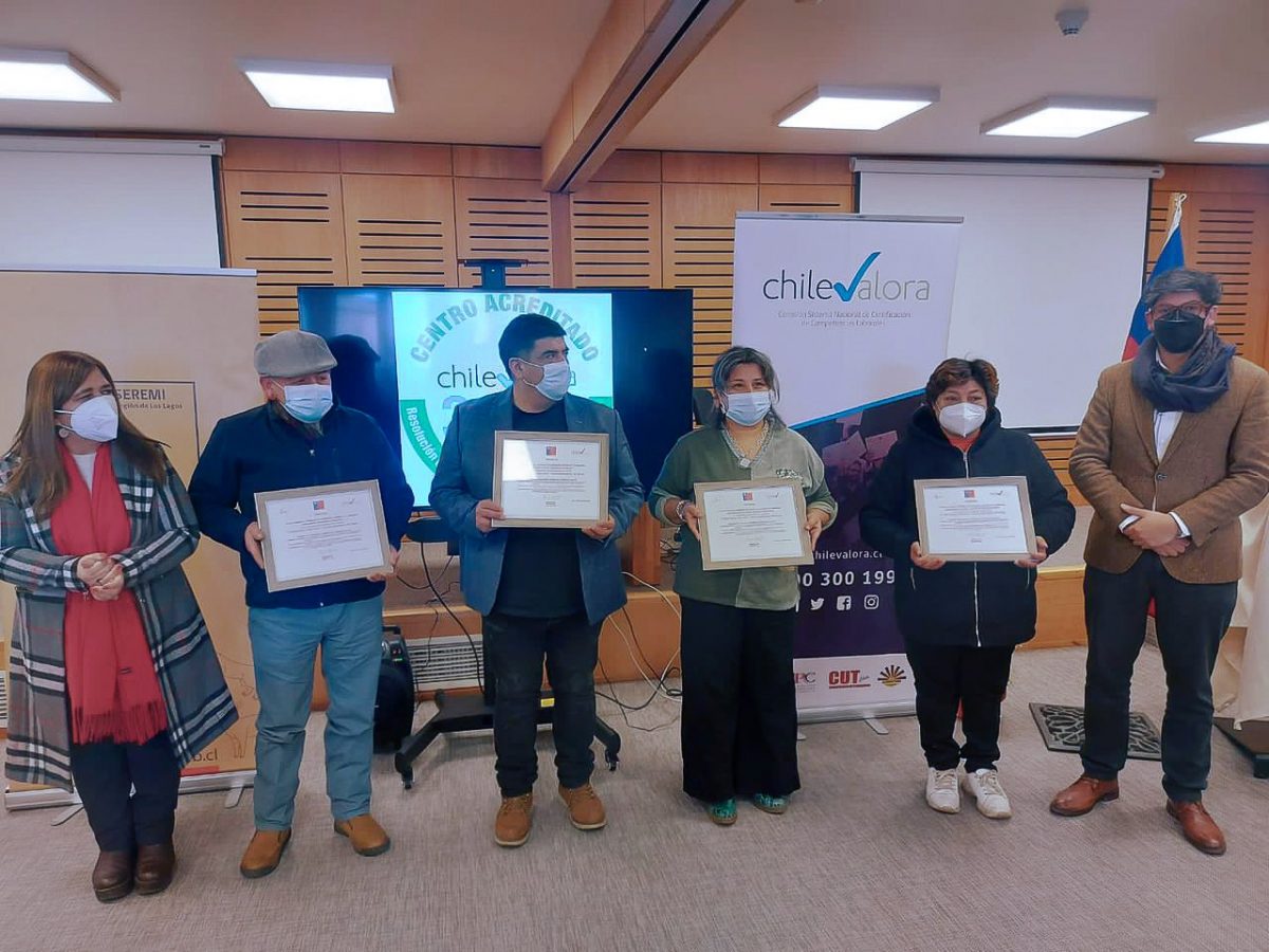 Llaman a trabajadores a postular a programa de certificación de competencias laborales
