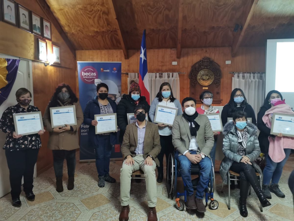Mujeres de Purranque se capacitan en diseño y elaboración de joyas de plata mapuche