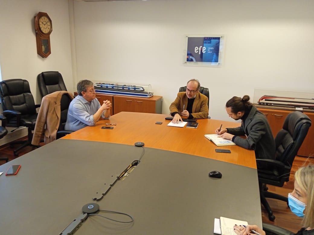 Alcaldes de Puerto Montt y Puerto Varas firman convenio con EFE para retorno del tren