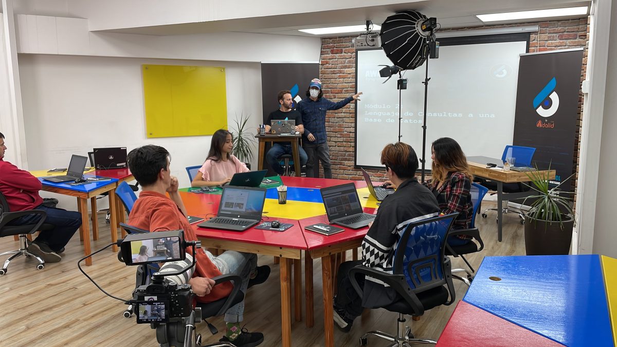 Lanzan convocatoria para becas de especialización digital