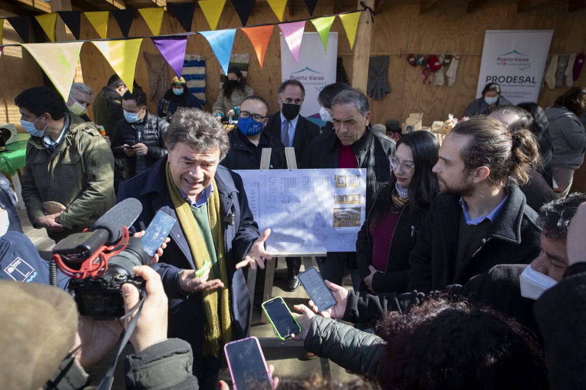 Ministro de Agricultura entrega recursos para agricultores de Puerto Varas