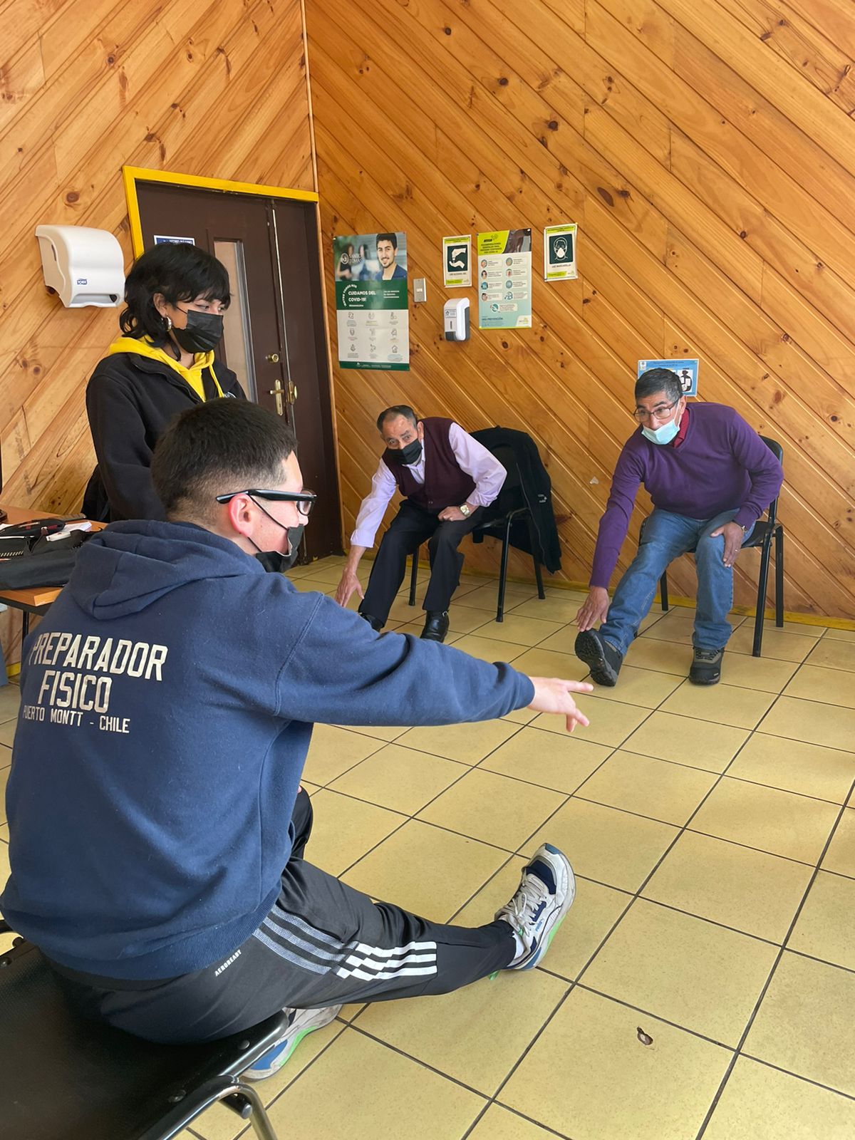 Estudiantes CFT Santo Tomás trabajan con adultos mayores y sus mascotas