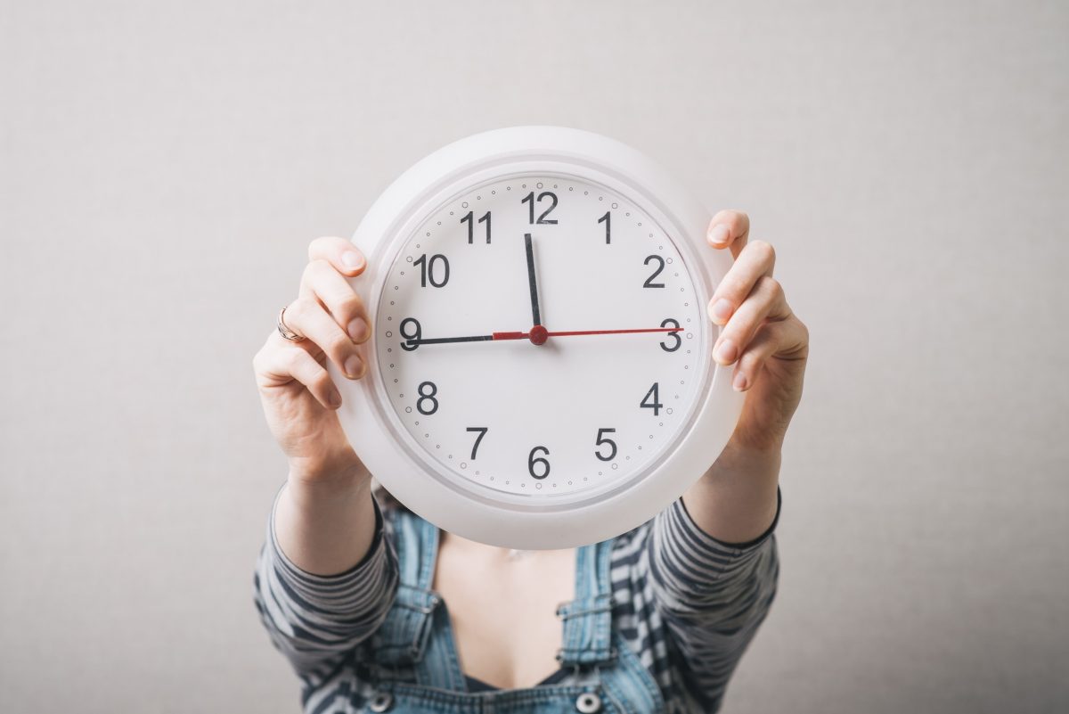 Consejos para enfrentar el cambio de hora en niños y adolescentes