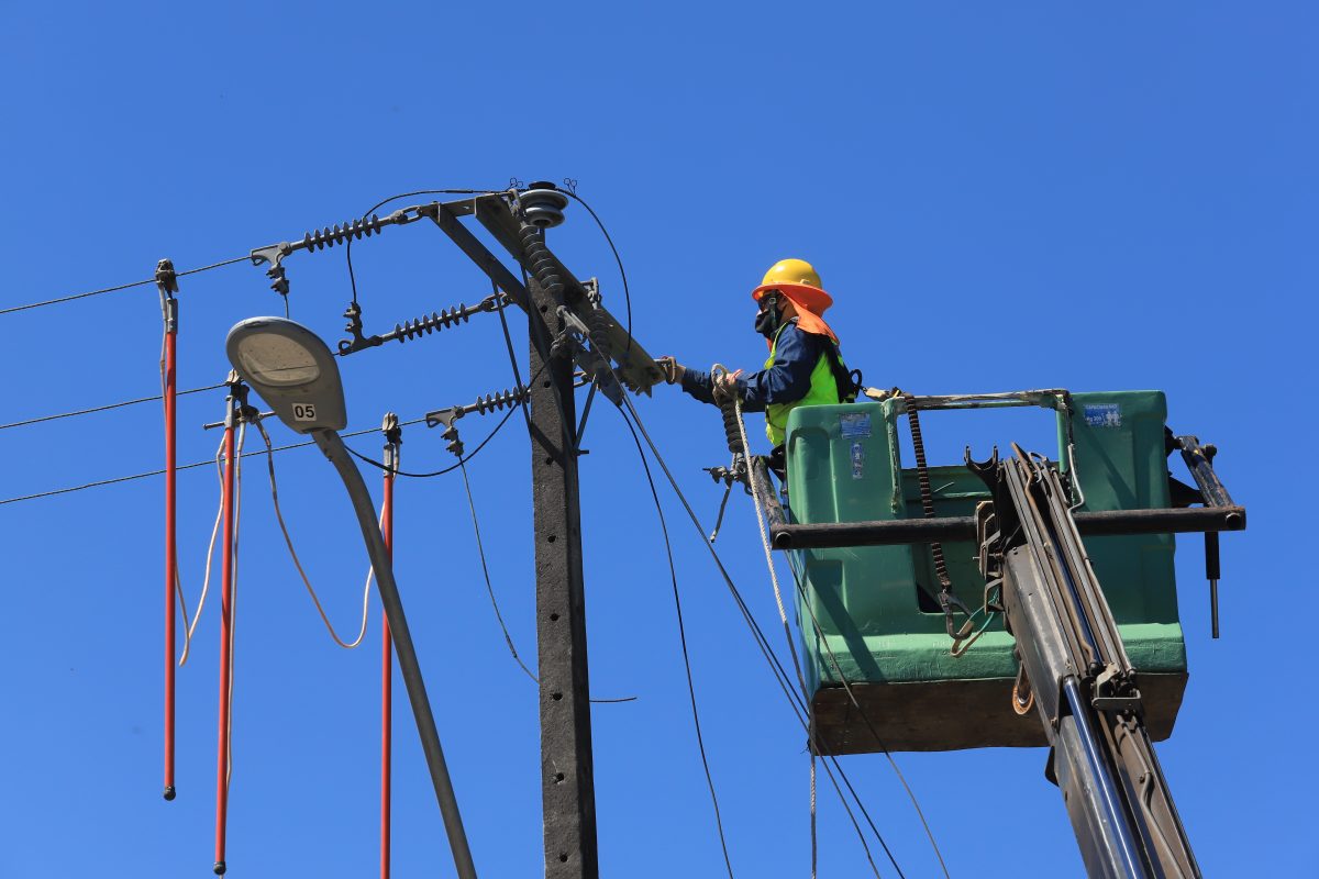 Saesa mejora redes de distribución en Calbuco y Los Muermos