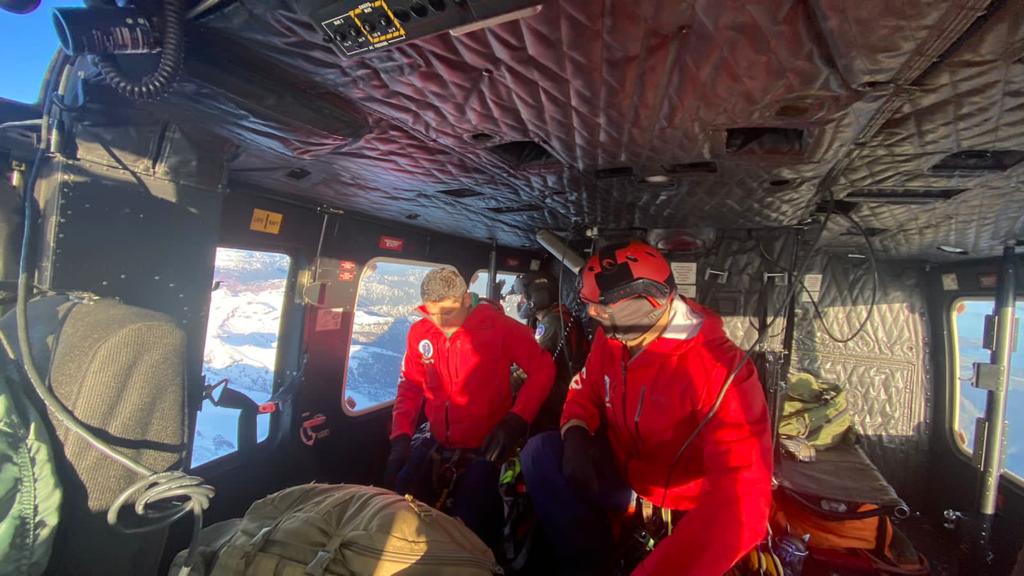 Fuerza Aérea rescata a personal del Ejército extraviado en volcán Puntiagudo