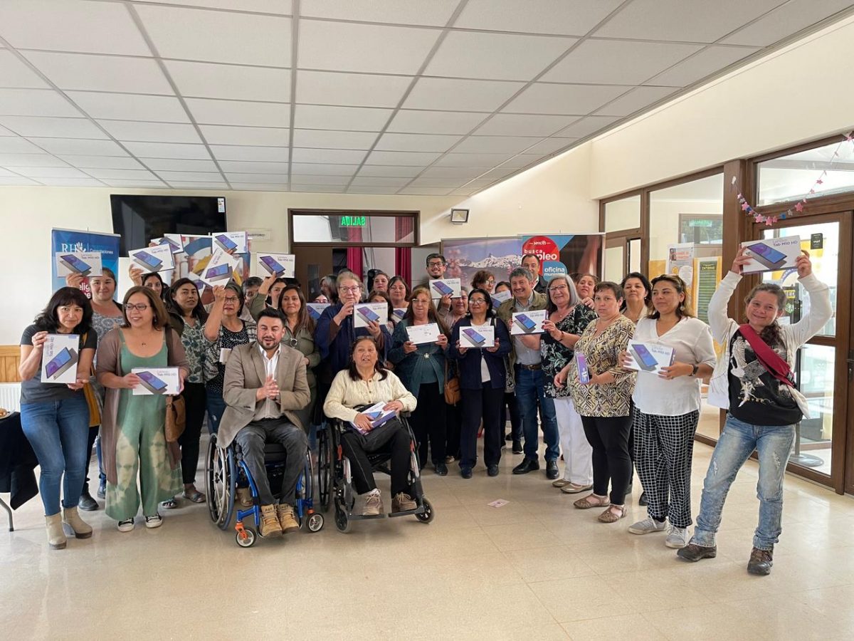 Digitalízate para el Trabajo entrega tablets a vecinos de provincia de Palena
