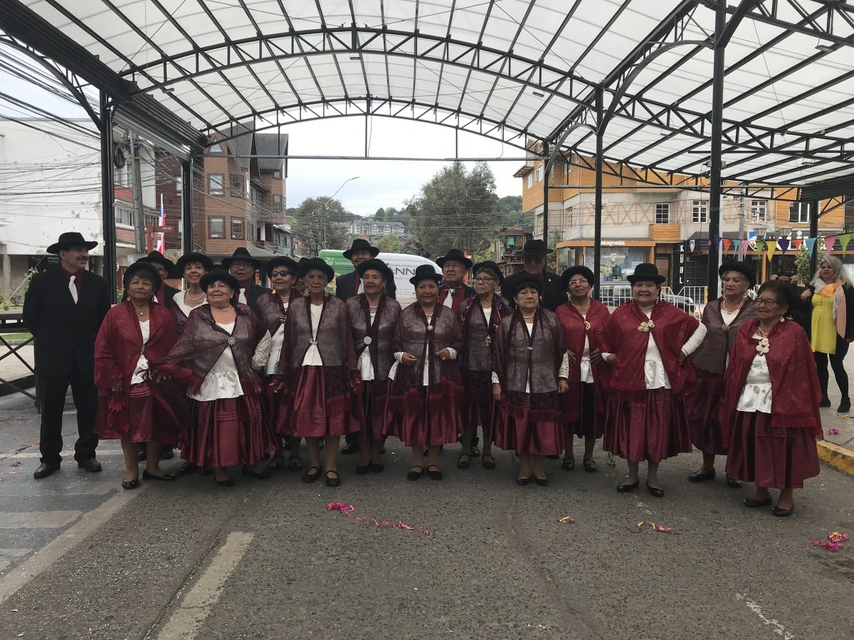 Adultos mayores presentan danzas nortinas en Puerto Varas