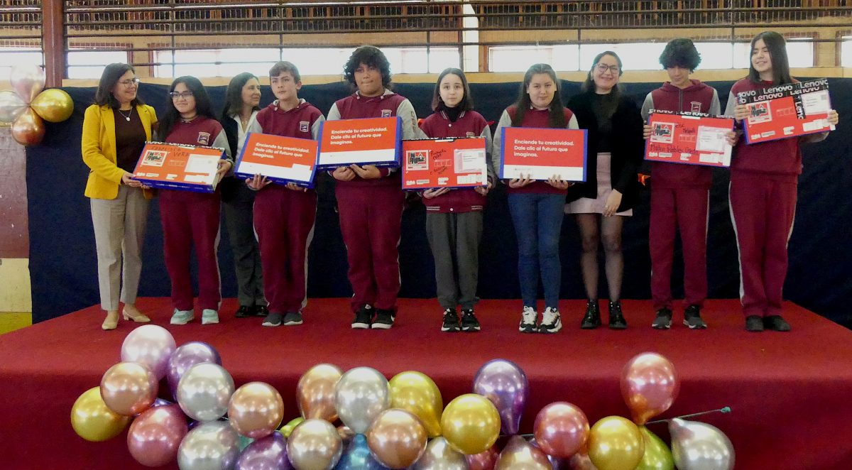 Estudiantes de Puerto Montt reciben becas TICs 2022