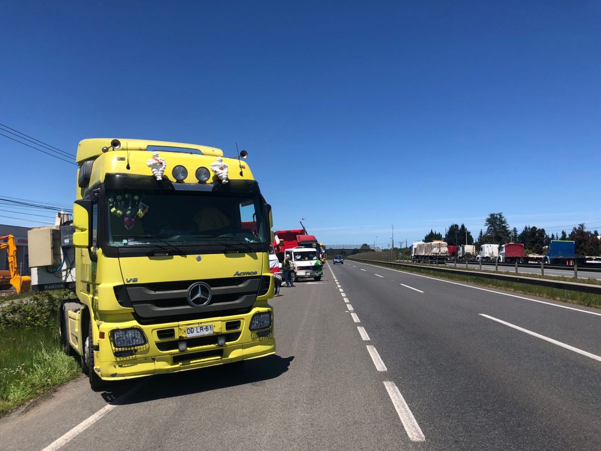 Camioneros realizan paro indefinido en Ruta 5 Sur