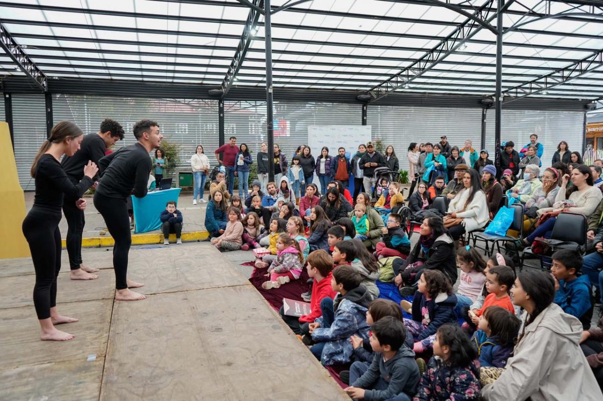 Intervención teatral de Carnaval del Sur es aplaudida por el público