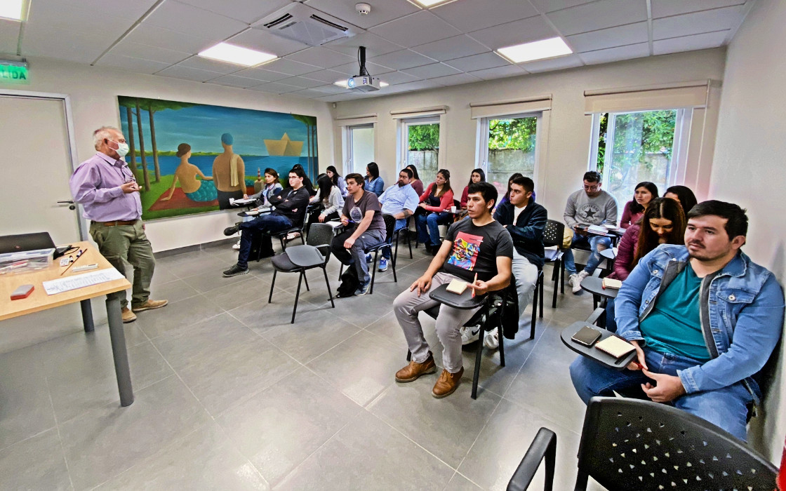 Hospital de Quellón realiza curso de protección radiológica para funcionarios